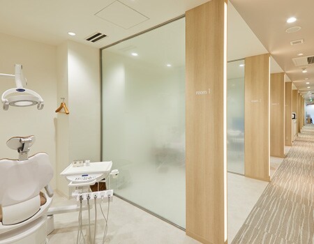 Image of dentist’s office featuring glass windows and light wood walls refurbished using 3M glass and surface finishes.
