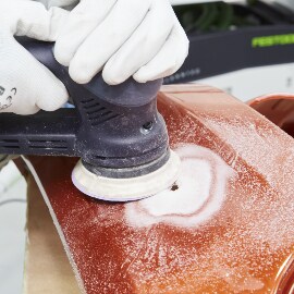 Sanding body car area using an abrasive disk