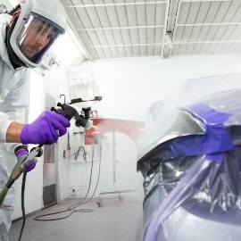 painter sprayin clear coat on car using the performance spray gun from 3M