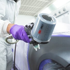 Man spraying paint car using the 3M PPS series 2.0 performance spray gun